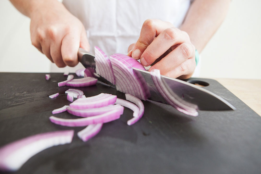 Cutting onion