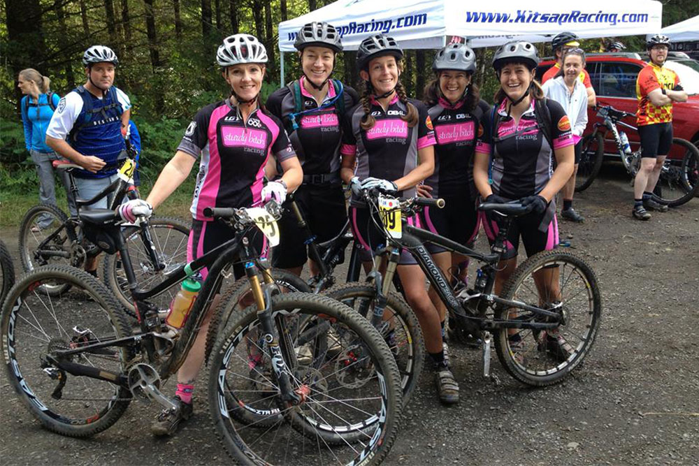 Women with mountain bikes